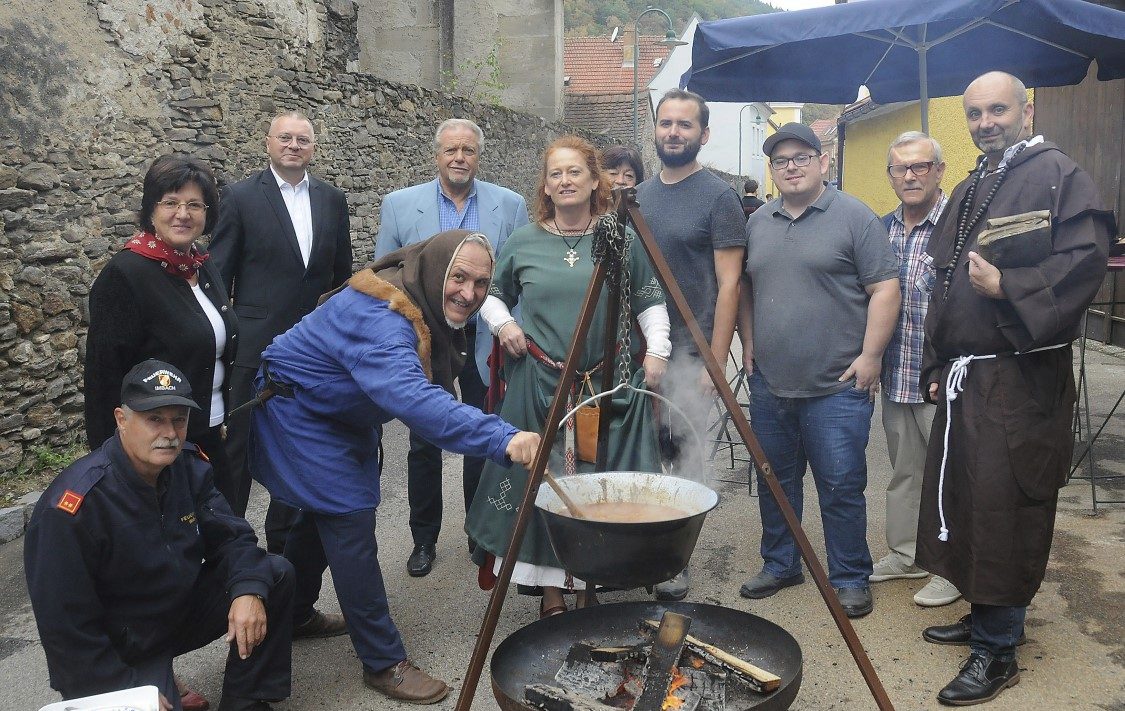 (v.l.n.r.) Feuerwehrhauptmann Manfred Zeininger, Christine Sleska vom Pfarrcafe der Pfarre Imbach, Pfarrer Paul Sordyl, Thomas Höbarth, Vizebürgermeister Helmut Pilz, Iris Ott (KDV-Imbach), Oliver Fries (KDV-Imbach), Stefan Heckl (KDV-Imbach), Thomas Pluhar, Rudolf Patter (FF Imbach) Foto: Johann Lechner/NÖN