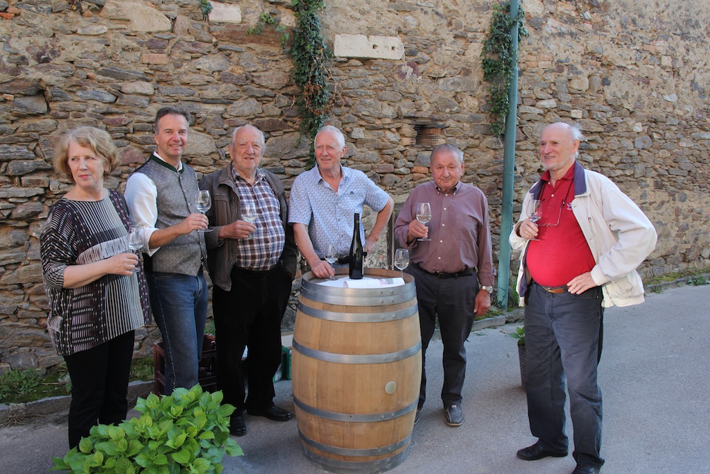 Raimund Heuser (stellv. Kassier), Alt-Obmann Leopold Doppler, Wim Becker, Theodor Schwiegelhofer (Kassier) am Weinstand der Familie Beckers.